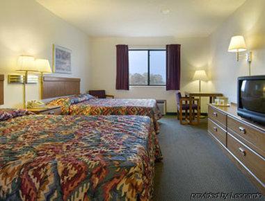 Super 8 By Wyndham Smithville Lake Habitación foto